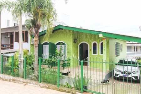 Casa para alugar com 220m², 3 quartos e 1 vaga Casa para alugar com 220m², 3 quartos e 1 vagaFachada