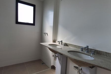 Apartamento à venda com 109m², 2 quartos e 3 vagas Apartamento à venda com 109m², 2 quartos e 3 vagasBanheiro da Suíte 1