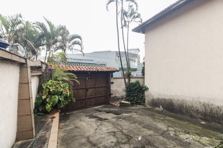 Casa à venda com 567m², 2 quartos e 3 vagas Casa à venda com 567m², 2 quartos e 3 vagasQuintal - Terreno