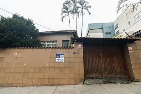 Casa à venda com 567m², 2 quartos e 3 vagas Casa à venda com 567m², 2 quartos e 3 vagasFachada
