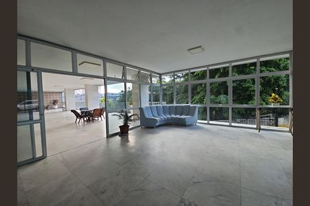 Apartamento para alugar com 136m², 3 quartos e sem vaga