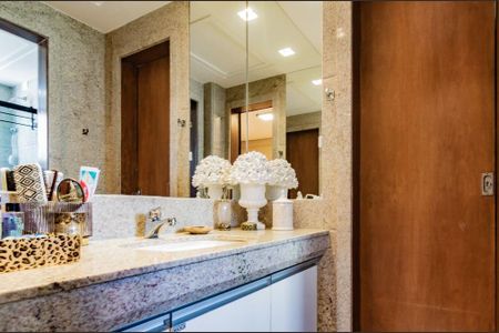 Apartamento à venda com 216m², 4 quartos e 4 vagasBanheiro 