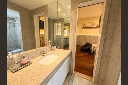 Apartamento à venda com 216m², 4 quartos e 4 vagasBanheiro 