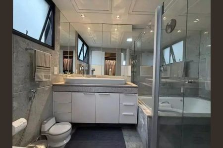 Apartamento à venda com 216m², 4 quartos e 4 vagasBanheiro 