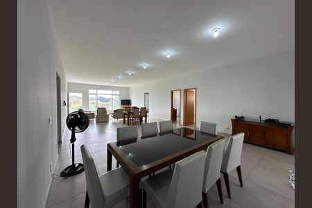 Casa de condomínio para alugar com 360m², 5 quartos e 4 vagasSala