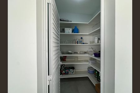 Casa de condomínio para alugar com 360m², 5 quartos e 4 vagasDispensa
