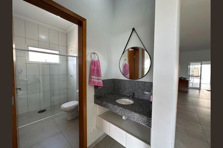 Casa de condomínio para alugar com 360m², 5 quartos e 4 vagasBanheiro Corredor
