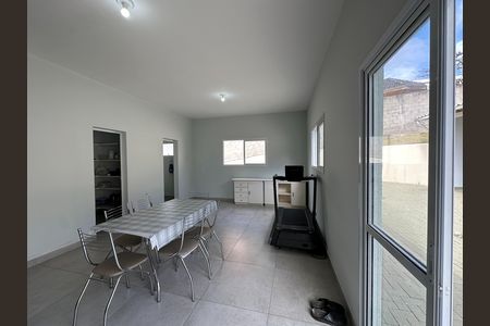 Casa de condomínio para alugar com 360m², 5 quartos e 4 vagasCozinha