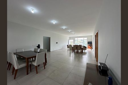 Casa de condomínio para alugar com 360m², 5 quartos e 4 vagasSala