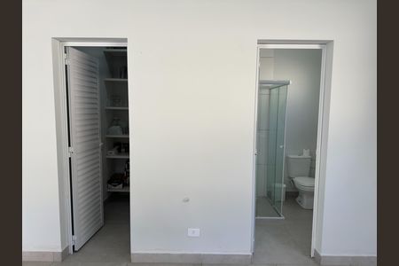 Casa de condomínio para alugar com 360m², 5 quartos e 4 vagasCozinha - Dispensa e Banheiro