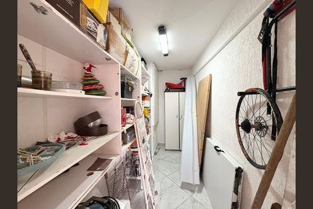 Casa à venda com 214m², 5 quartos e 5 vagas Casa à venda com 214m², 5 quartos e 5 vagasPorão