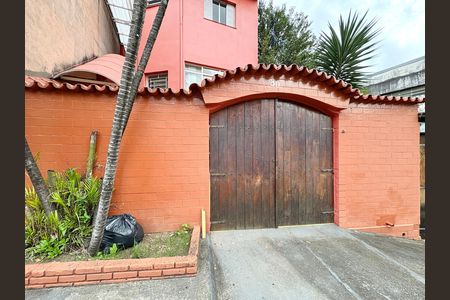Casa à venda com 214m², 5 quartos e 5 vagas Casa à venda com 214m², 5 quartos e 5 vagasEntrada de baixo