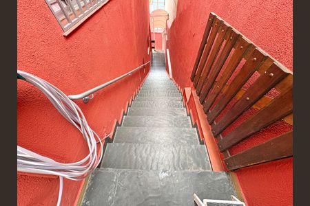 Casa à venda com 214m², 5 quartos e 5 vagas Casa à venda com 214m², 5 quartos e 5 vagasEscada externa