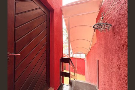 Casa à venda com 214m², 5 quartos e 5 vagas Casa à venda com 214m², 5 quartos e 5 vagasEscada externa