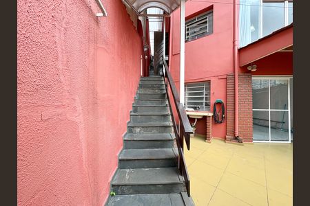 Casa à venda com 214m², 5 quartos e 5 vagas Casa à venda com 214m², 5 quartos e 5 vagasEscada externa