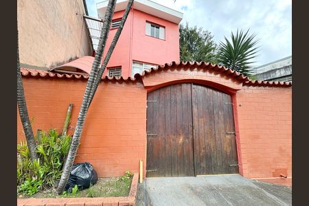 Casa à venda com 214m², 5 quartos e 5 vagas Casa à venda com 214m², 5 quartos e 5 vagasEntrada de baixo