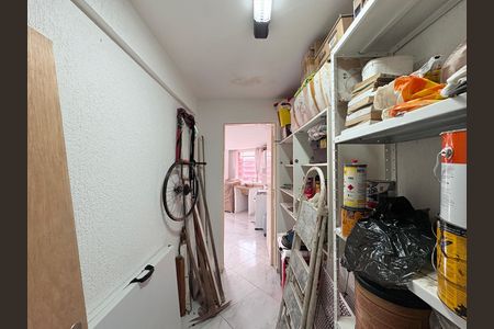 Casa à venda com 214m², 5 quartos e 5 vagas Casa à venda com 214m², 5 quartos e 5 vagasPorão