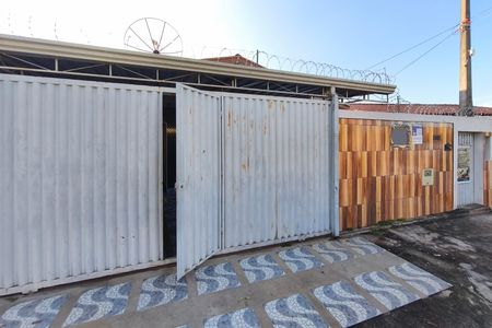 Casa à venda com 200m², 2 quartos e 3 vagas Casa à venda com 200m², 2 quartos e 3 vagasFachada