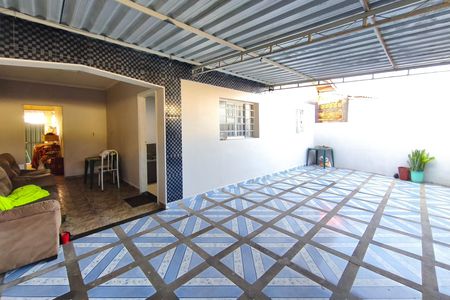 Casa à venda com 200m², 2 quartos e 3 vagas Casa à venda com 200m², 2 quartos e 3 vagasQuintal - Garagem