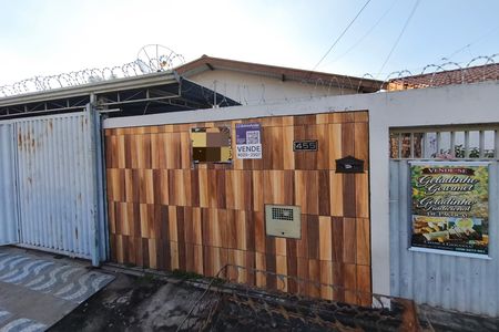 Casa à venda com 200m², 2 quartos e 3 vagas Casa à venda com 200m², 2 quartos e 3 vagasPLACA INSTALADA NA FACHADA