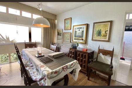 Casa à venda com 256m², 3 quartos e 3 vagas