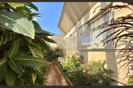 Casa à venda com 256m², 3 quartos e 3 vagas