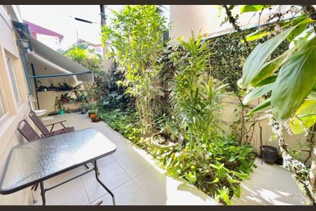Casa à venda com 256m², 3 quartos e 3 vagas