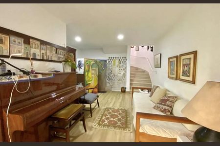 Casa à venda com 3 quartos, 256m² em Vila Elvira, São Paulo