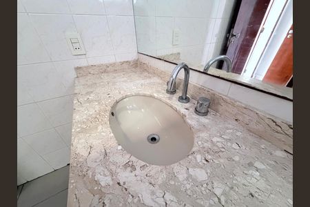 Casa de condomínio à venda com 220m², 3 quartos e 2 vagas Casa de condomínio à venda com 220m², 3 quartos e 2 vagasBanheiro da Suíte 1