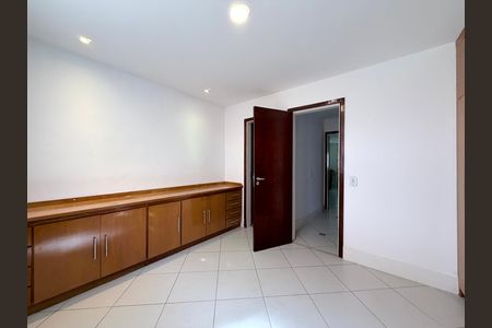 Casa de condomínio à venda com 220m², 3 quartos e 2 vagas Casa de condomínio à venda com 220m², 3 quartos e 2 vagasSuíte 2