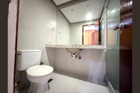 Casa de condomínio à venda com 220m², 3 quartos e 2 vagas Casa de condomínio à venda com 220m², 3 quartos e 2 vagasBanheiro social