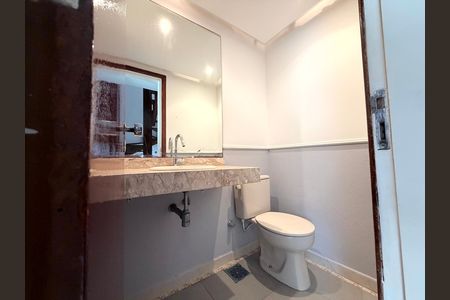 Casa de condomínio à venda com 220m², 3 quartos e 2 vagas Casa de condomínio à venda com 220m², 3 quartos e 2 vagasBanheiro social