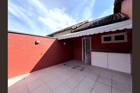 Casa de condomínio à venda com 220m², 3 quartos e 2 vagas Casa de condomínio à venda com 220m², 3 quartos e 2 vagasVaranda