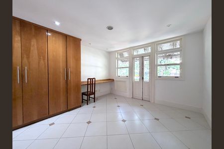 Casa de condomínio à venda com 220m², 3 quartos e 2 vagas Casa de condomínio à venda com 220m², 3 quartos e 2 vagasQuarto