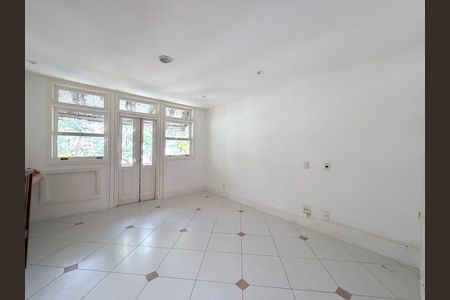 Casa de condomínio à venda com 220m², 3 quartos e 2 vagas Casa de condomínio à venda com 220m², 3 quartos e 2 vagasQuarto