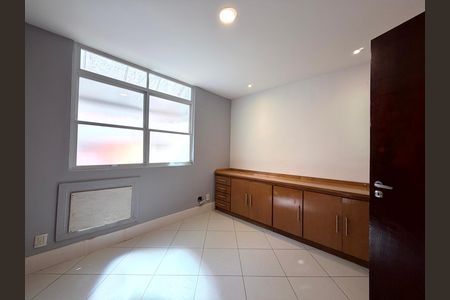 Casa de condomínio à venda com 220m², 3 quartos e 2 vagas Casa de condomínio à venda com 220m², 3 quartos e 2 vagasSuíte 2