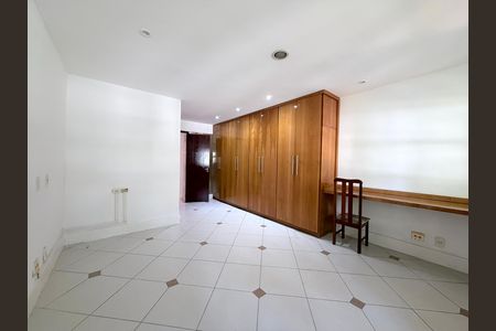 Casa de condomínio à venda com 220m², 3 quartos e 2 vagas Casa de condomínio à venda com 220m², 3 quartos e 2 vagasQuarto