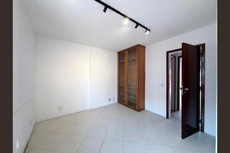 Casa de condomínio à venda com 220m², 3 quartos e 2 vagas Casa de condomínio à venda com 220m², 3 quartos e 2 vagasSuíte 1