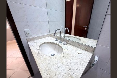 Casa de condomínio à venda com 220m², 3 quartos e 2 vagas Casa de condomínio à venda com 220m², 3 quartos e 2 vagasBanheiro da Suíte 2