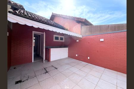 Casa de condomínio à venda com 220m², 3 quartos e 2 vagas Casa de condomínio à venda com 220m², 3 quartos e 2 vagasVaranda