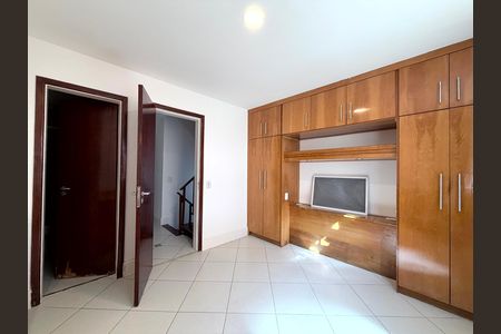 Casa de condomínio à venda com 220m², 3 quartos e 2 vagas Casa de condomínio à venda com 220m², 3 quartos e 2 vagasSuíte 2