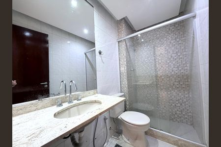 Casa de condomínio à venda com 220m², 3 quartos e 2 vagas Casa de condomínio à venda com 220m², 3 quartos e 2 vagasBanheiro da Suíte 2