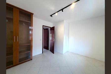 Casa de condomínio à venda com 220m², 3 quartos e 2 vagas Casa de condomínio à venda com 220m², 3 quartos e 2 vagasSuíte 1