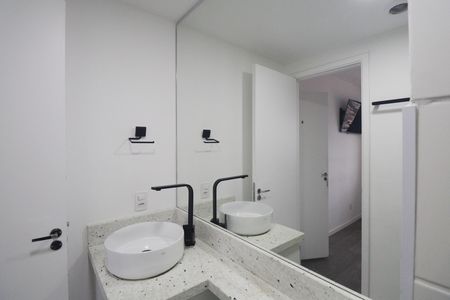 Banheiro de apartamento para alugar com 1 quarto, 29m² em Parque Vitoria, São Paulo