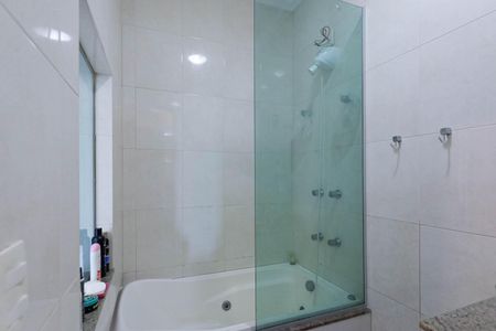 Casa à venda com 180m², 3 quartos e 2 vagas Casa à venda com 180m², 3 quartos e 2 vagasBanheiro da suíte