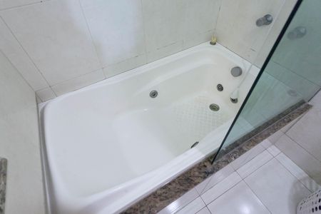 Casa à venda com 180m², 3 quartos e 2 vagas Casa à venda com 180m², 3 quartos e 2 vagasBanheiro da suíte