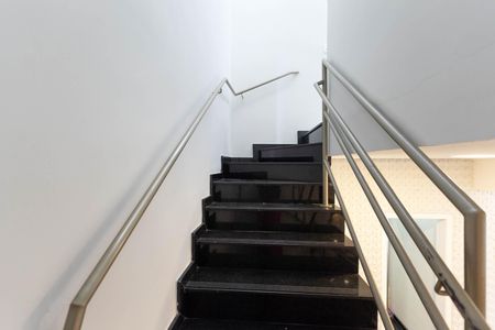 Casa à venda com 180m², 3 quartos e 2 vagas Casa à venda com 180m², 3 quartos e 2 vagasEscada