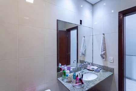 Casa à venda com 180m², 3 quartos e 2 vagas Casa à venda com 180m², 3 quartos e 2 vagasBanheiro social