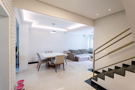 Casa à venda com 180m², 3 quartos e 2 vagas Casa à venda com 180m², 3 quartos e 2 vagasSala