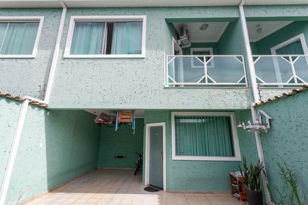 Casa à venda com 180m², 3 quartos e 2 vagas Casa à venda com 180m², 3 quartos e 2 vagasFachada